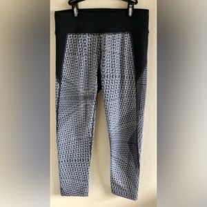 OAKLEY HYDROLIX Women’s Leggings Black And White Geometric Design Sz Small NWT